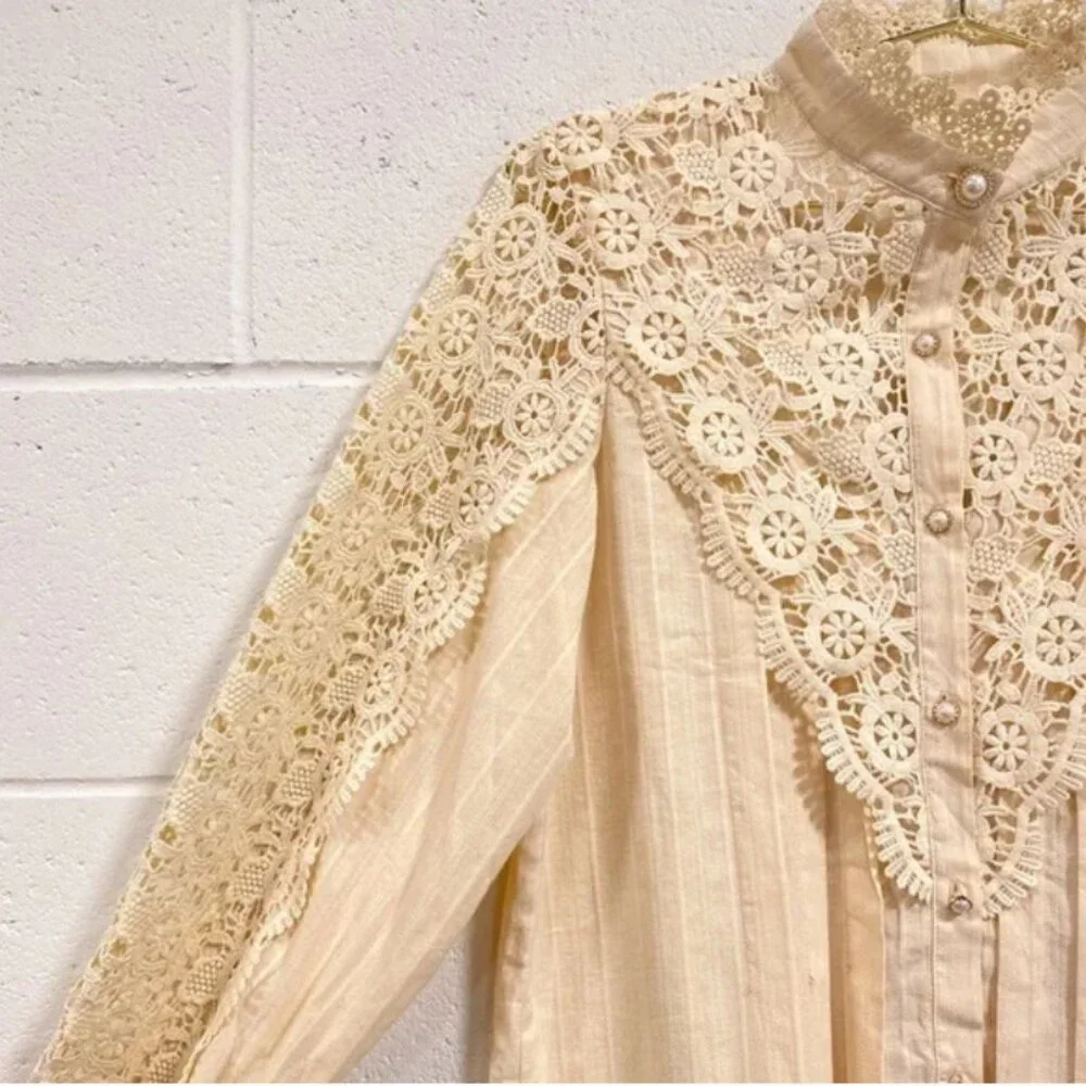VICTORIAN BEAUTY Crochet Lace Mock Neck Pearl Button Down Blouse NEW
